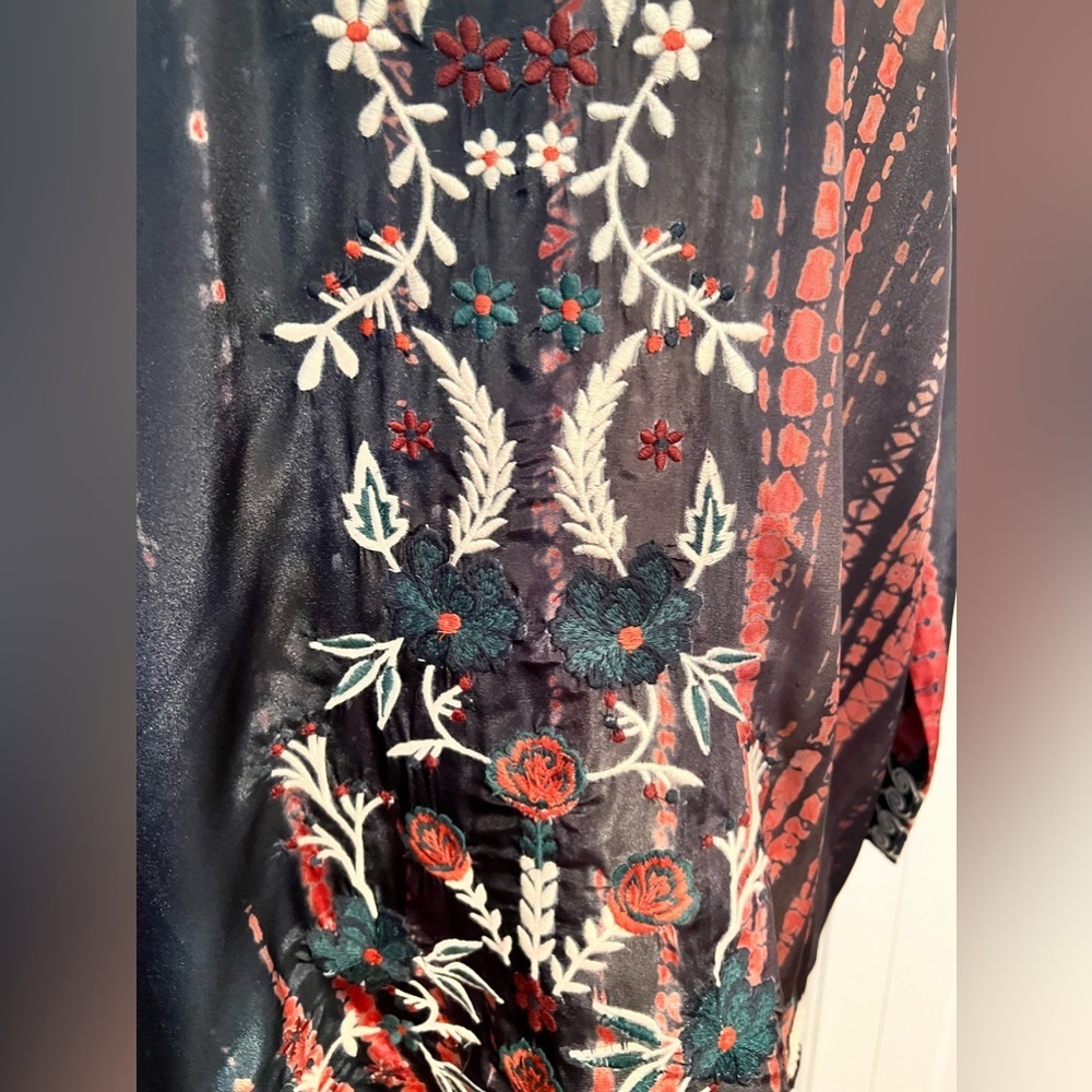 Caite and Kyla Brielle Polysilk Embroidered Blouse. Size Small- Oversized - Picture 3 of 11